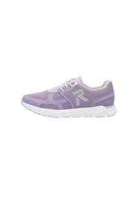 Chaussure de sport violette clair avec une tige en mesh, accents blancs et semelle texturée. Lacets et détail de logo sur le côté. Éléments de design ergonomique.