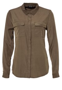 Camicia a maniche lunghe verde oliva con colletto a bottoni, due tasche sul petto e texture liscia. Il tessuto ha una leggera lucentezza.