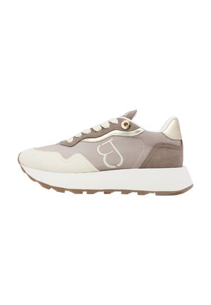 Sneaker beige e crema a basso profilo con suola spessa bianca, pannelli in suede e pelle, lacci bianchi e logo stilizzato "BJ" sul lato.