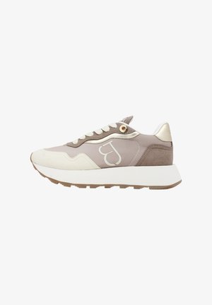 Sneaker beige e crema a basso profilo con suola spessa bianca, pannelli in suede e pelle, lacci bianchi e logo stilizzato "BJ" sul lato.