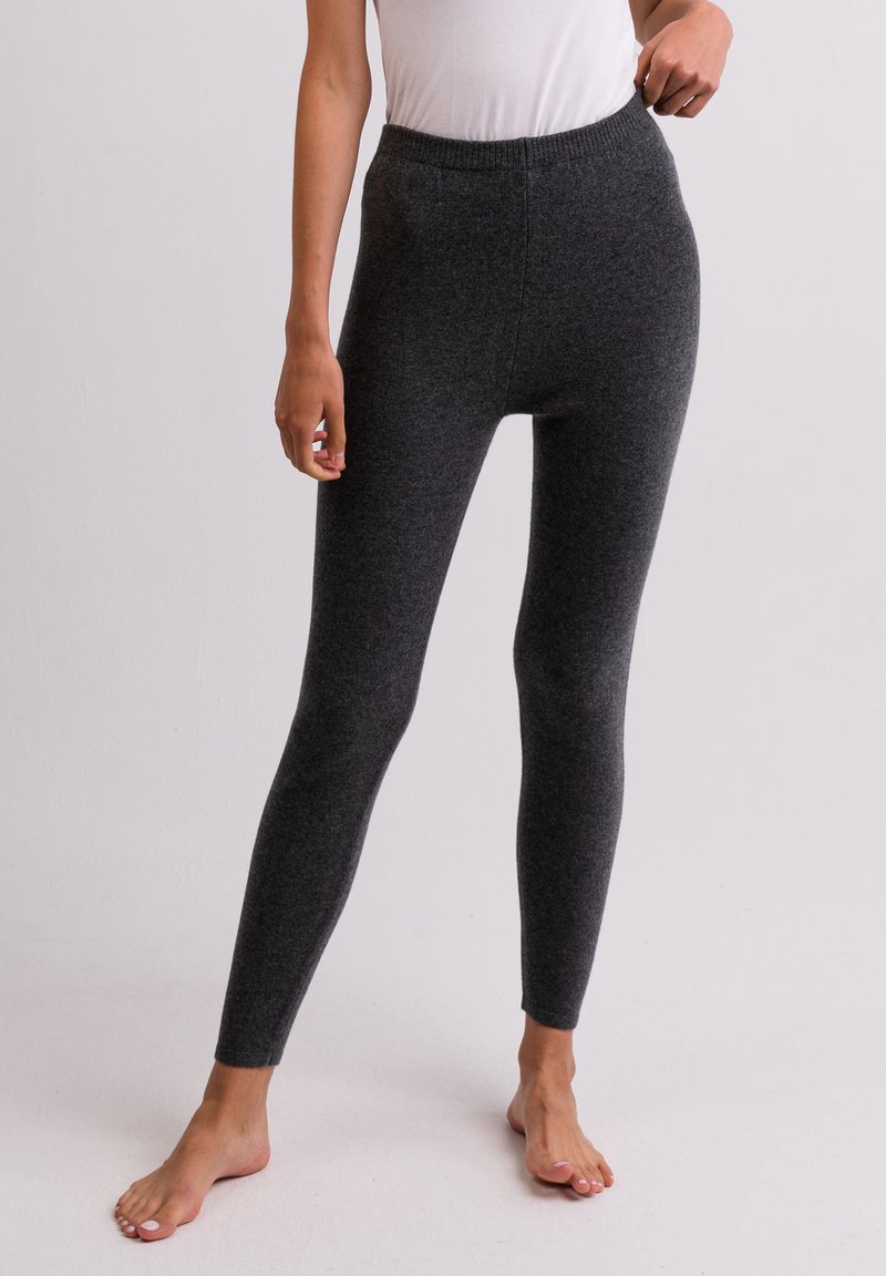 Grijze gebreide legging met een hoge taille, aansluitende vorm en elastische tailleband, gemaakt van een zacht, textuurstof.