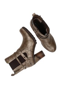 Metalen bruine enkellaarsjes met blokhakken, zijrits, elastische panelen en decoratieve riemen, weergegeven vanuit een schuine boven- en zijaanzicht.