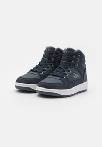 Zapatillas altas de tela y cuero en azul marino oscuro con acentos grises, paneles texturizados y suela de goma blanca. Incluyen cordones y un collar acolchado.