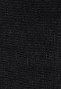 Tejido de mezclilla negra con una textura suave, que presenta un sutil patrón de sarga y un ligero brillo, adecuado para aplicaciones de vestimenta.