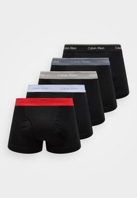 Pięć par męskich bokserów w kolorach czarnym, szarym i jasnoniebieskim, z elastycznymi paskami w talii z logo "Calvin Klein" w kontrastowych kolorach.