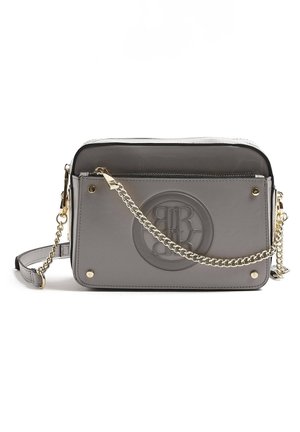 Sac bandoulière en cuir gris avec logo embossé à l'avant, bandoulière chaîne dorée, fermeture éclair sur le dessus et rivets dorés aux coins.