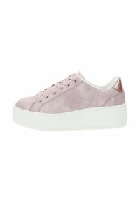 Sneaker rosa chiaro con tomaia testurizzata, suola piatta bianca, punta rotonda e lacci piatti. Accento metallico a contrasto sul tallone.