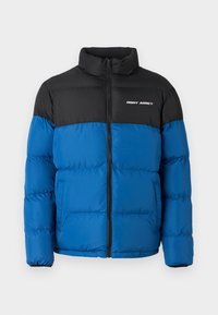 Veste en duvet avec une section supérieure noire et une section inférieure bleue, dotée d'un col montant, d'une fermeture éclair et de poches latérales.