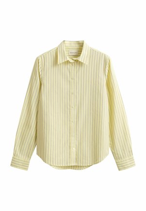 Lichtgele blouse met lange mouwen, knoopsluiting, dunne verticale marineblauwe strepen en een klassieke kraag, plat gelegd op een witte achtergrond.