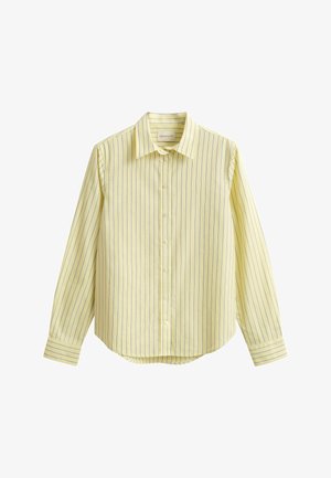 Chemise à manches longues jaune clair avec des rayures verticales fines bleu marine et un col classique, présentée à plat sur un fond blanc.
