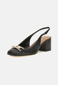 Scarpa slingback in pelle nera con punta affilata, dettagli in metallo dorato e tacco a blocco. Texture liscia e design minimalista.