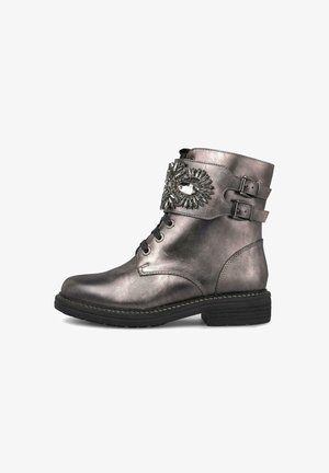 Metallisch grijze enkellaars met zwarte veters, dubbele gespbanden en decoratieve strass versiering aan de zijkant.