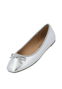 Silberne Ballerinas mit strukturierter Oberfläche, runder Zehenform und einer kleinen Schleifen-Applikation an der Vorderseite. Eingefasst mit einer hellgrauen Umrandung.