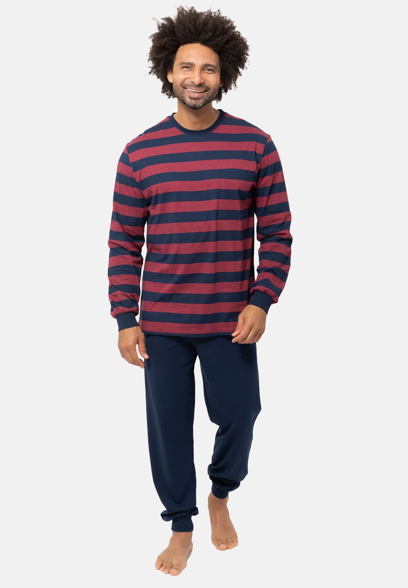 Camicia a maniche lunghe a righe rossa e blu navy, abbinata a pantaloni da pigiama blu navy a tinta unita. Tessuto morbido in cotone con polsini e vita a coste.