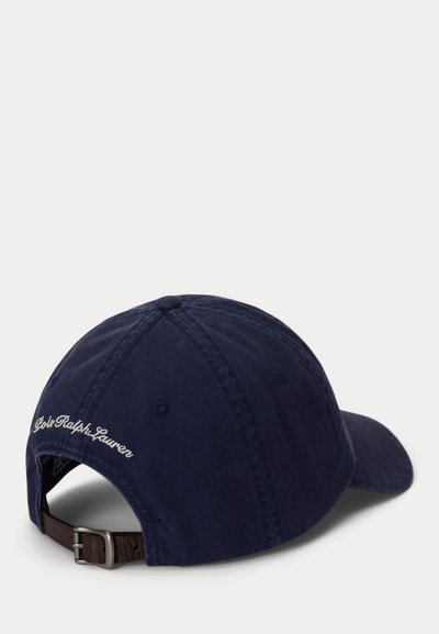 Șapcă de baseball albastru-navy cu baretă ajustabilă din piele maro și „Polo Ralph Lauren” brodat în alb pe partea din spate.