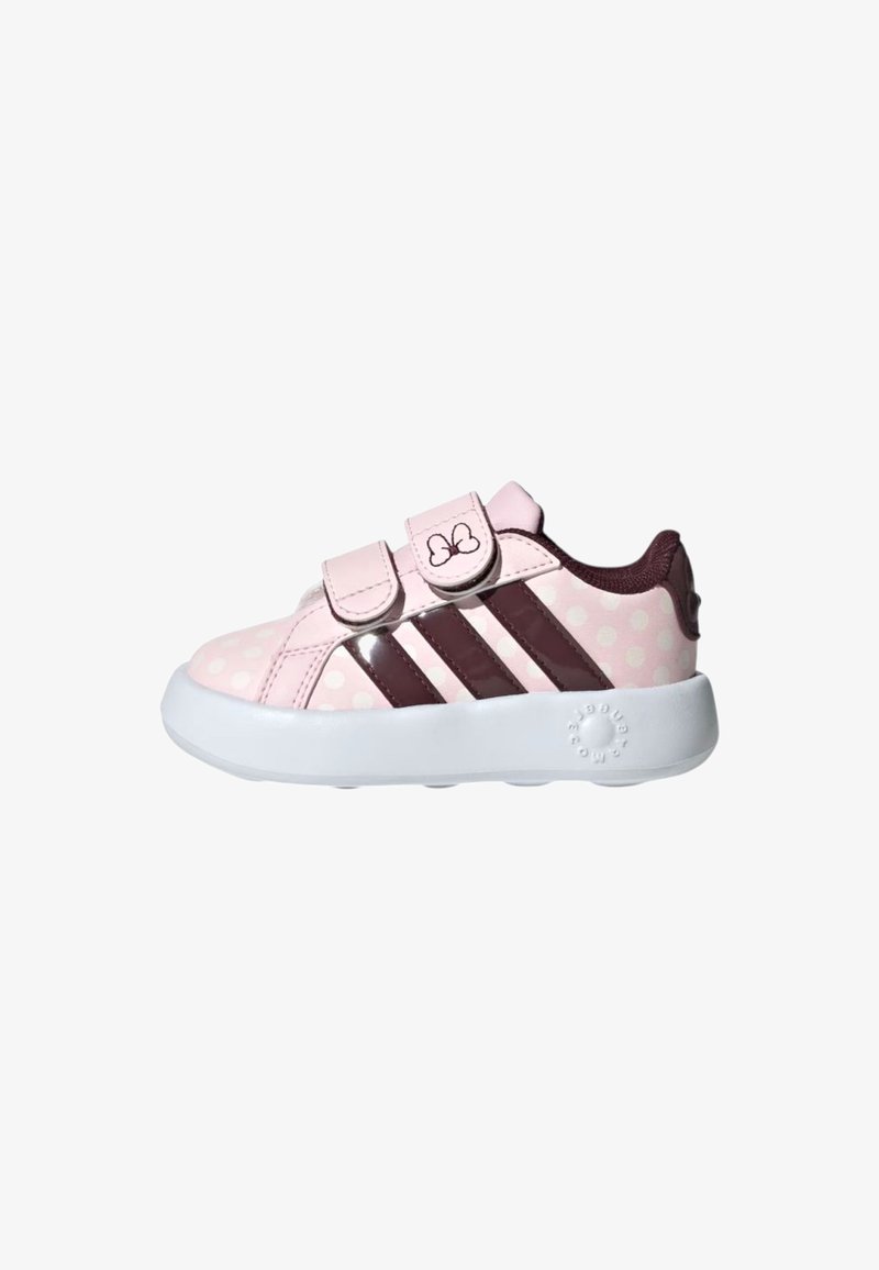 Sneakers per bambini rosa con pois bianchi, strisce bordeaux, doppie cinghie in velcro e una suola bianca con dettagli testurizzati.