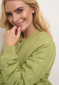 Kaffe SHALLY - Chaqueta de entretiempo - mosstone