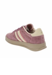 Różowe zamszowe sneakersy z kremowymi akcentami i teksturowanymi sznurowadłami. Posiadają wyściełany kołnierz oraz gładką, beżową gumową podeszwę.