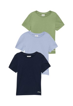 Drei kurzärmlige T-Shirts mit Rundhalsausschnitt in Grün, Hellblau und Marineblau, vertikal gestapelt, jeweils mit einem kleinen "s.Oliver"-Logo unten rechts.