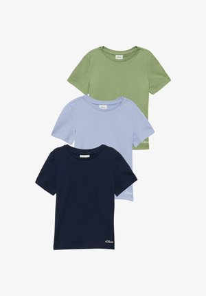 Tri kratke majice s okruglim izrezom u zelenoj, svijetloplavoj i mornarsko plavoj boji, složene okomito, svaka s malim logom "s.Oliver" na donjem desnom dijelu.