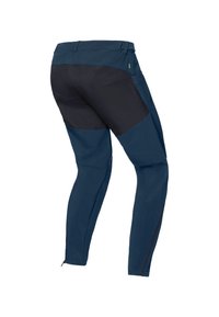 Marineblauwe broek met zwarte panelen, gemaakt van een flexibel materiaal. Voorzien van ritsen bij de enkels en een verstevigde achterkant voor duurzaamheid.