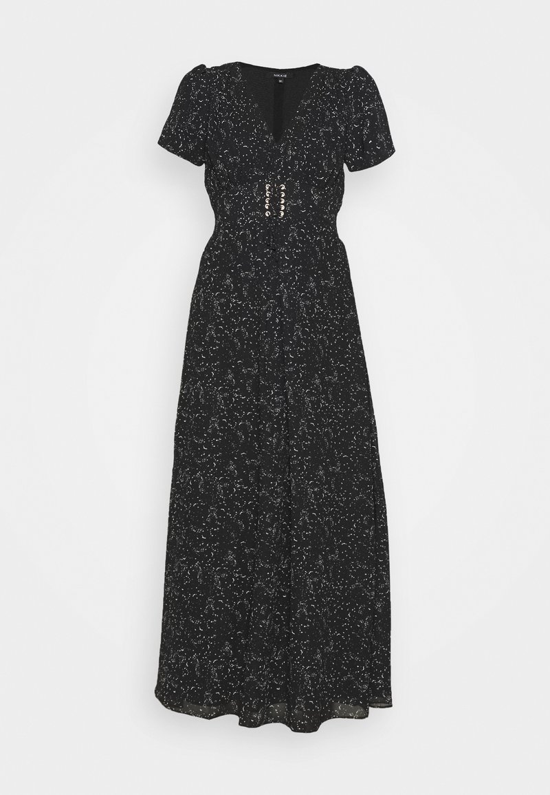 Robe maxi noire à manches courtes avec motif moucheté blanc et détail lacé à la taille ajustée.