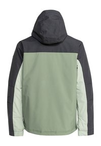 Chaqueta con capucha de diseño a bloques de color; sección superior de color gris oscuro, sección inferior de color verde claro y detalles en verde pálido en las mangas.