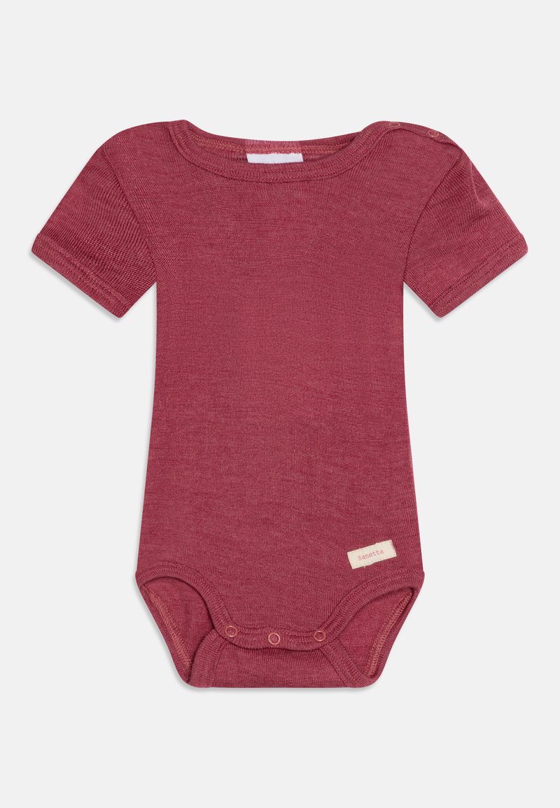 Κόκκινο κοντομάνικο κορμάκι φτιαγμένο από ριμπ ύφασμα, με στρογγυλή λαιμόκοψη, κουμπιά στο κάτω μέρος και ετικέτα στο πλάι.
