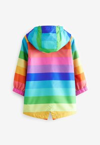 Imperméable rayé aux couleurs vives : rouge, orange, jaune, vert, bleu et violet. Capuche, poignets élastiques et ourlet fendu. Matière imperméable.