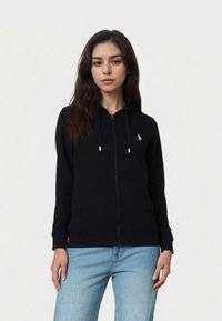 Fekete, cipzáras kapucnis pulóver puha anyagból, elülső kenguruzsebbel, állítható húzózsinóros kapucnival és egy kis arany logóval a mellkason.