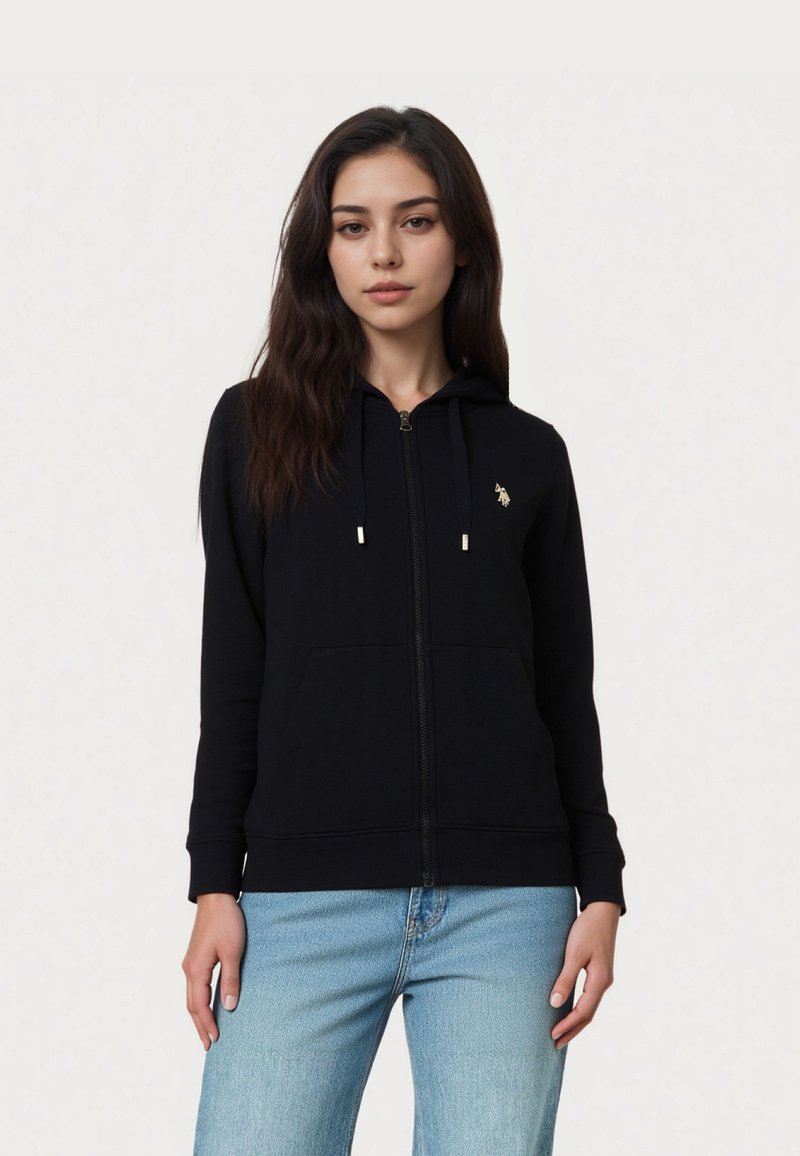 Fekete, cipzáras kapucnis pulóver puha anyagból, elülső kenguruzsebbel, állítható húzózsinóros kapucnival és egy kis arany logóval a mellkason.