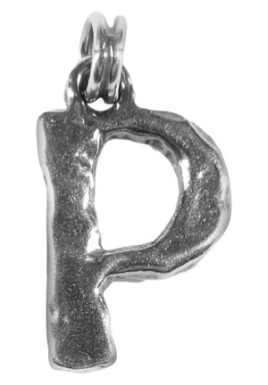 Sølvmetal bogstavscharms "P" med en struktureret, ujævn finish og en løkke til fastgørelse. Kompakt og let design.