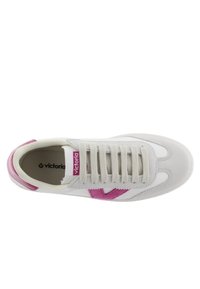 Sneaker bianco con dettagli rosa, caratterizzata da una punta in suede e un logo testurizzato. Lacci in tessuto e una soletta ammortizzata per il comfort.