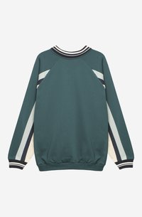 Türkiz kapucnis pulóver fekete és fehér csíkos bordázott nyakkal. Ráhúzott ujjakkal rendelkezik, amelyeken több színű átlós panelek találhatók. Puha szövet textúra.