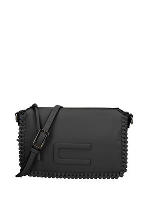 Schwarze rechteckige Crossbody-Tasche mit genähten Kanten, verstellbarem Riemen, Reißverschluss und geprägtem horizontalem "C" Logo vorne.