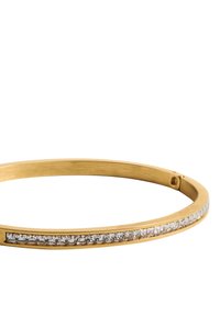 Złoty bransoletka bangle o gładkim wykończeniu, z kanałem prostokątnych przezroczystych kryształów wzdłuż jednej krawędzi. Jednorodny, okrągły kształt.