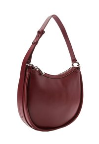 Rote Leder-Schultertasche mit geschwungener Silhouette, verstellbarem Riemen und Reißverschluss. Glatte Textur mit silbernen Metallakzenten.