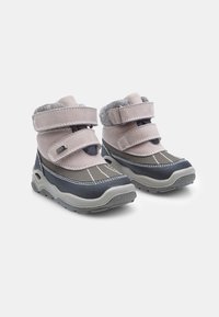 Pelēkie un tumši zilie ūdensizturīgie zābaki ar divām Velcro siksnām, vilnas oderi un strukturētām gumijas zolēm labākai saķerei. Iekļautas šuvju akcenti.