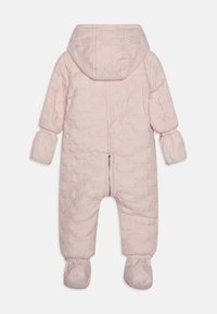 Ljusrosa kviltad overall med huva, dragkedjeslutning och fotsydd design. Har ett mönster med MK-logotyp i hela plagget, tillverkat i mjukt material.