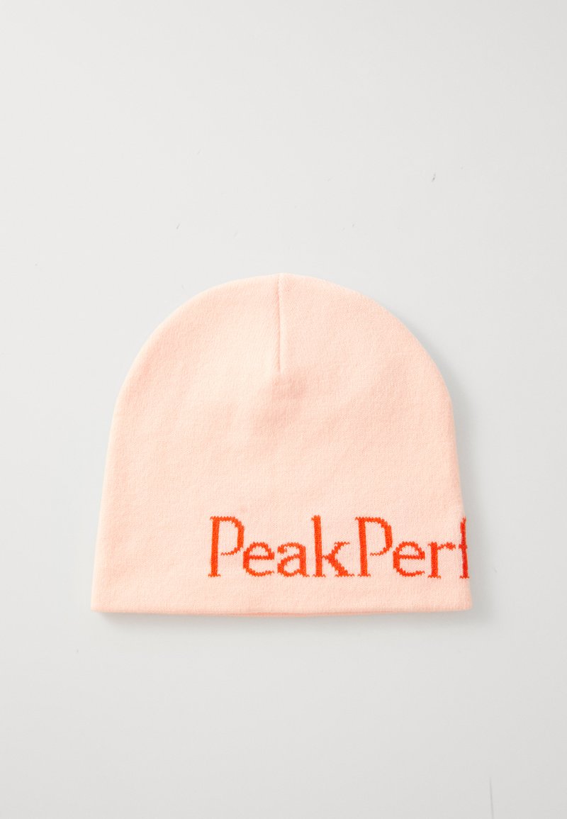 Gorro de malha cor de rosa com "PeakPerf" bordado em laranja brilhante. Textura suave, forma arredondada e sem ferragens ou detalhes adicionais visíveis.