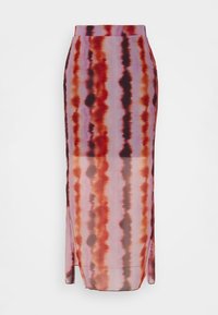 Longue jupe transparente avec des rayures tie-dye verticales dans des tons de rouge, orange, violet et noir, présentant des fentes latérales.
