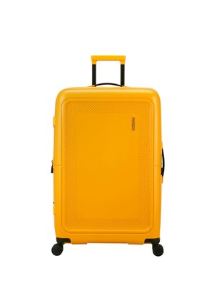 Maleta rígida de color amarillo brillante, con un patrón texturizado en diagonal, ruedas dobles y un asa retráctil para facilitar el transporte.