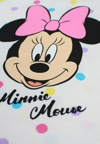 Graphique de dessin animé représentant un personnage souriant avec un nœud rose et des oreilles noires sur un fond blanc, accompagné de pois colorés et du texte "Minnie Mouse".