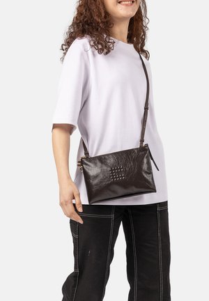 CLIO, CLYDE CRINKLE PATENT - Schoudertas - chocolate