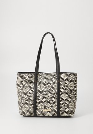 Torba typu tote z długimi czarnymi uchwytami i beżowo-czarnym geometrycznym wzorem w kształcie diamentu, na jednolitym białym tle.