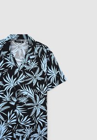 Camicetta nera a maniche corte con un motivo di foglie tropicali blu chiaro. Presenta un colletto e una chiusura con bottoni, realizzata in tessuto traspirante.