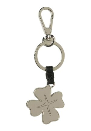 Portachiavi in metallo con moschettone, anello circolare, cinturino in pelle nera e ciondolo a forma di quadrifoglio.