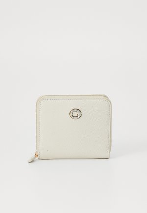 Biely kožený peňaženka s textúrovaným povrchom, so zipsom a zlatým logom na prednej strane. Kompaktný štvorcový tvar.