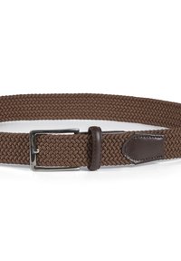 Cinturón tejido marrón con una hebilla de metal plateado, acentuado con cuero marrón oscuro en la punta y el pasador para un acabado estructurado.