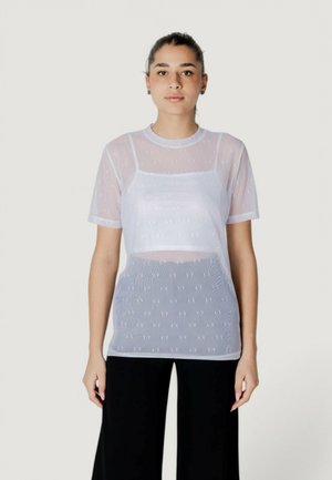 T-shirt bianco trasparente con scollo rotondo e maniche corte, caratterizzata da motivi sottili e un design a strati su una base solida.